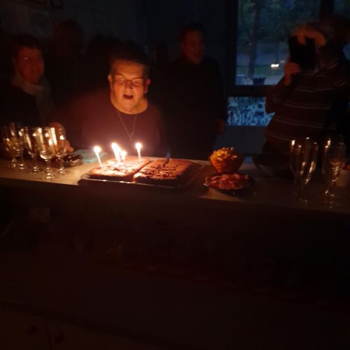 Nathalie souffle ses bougies.
