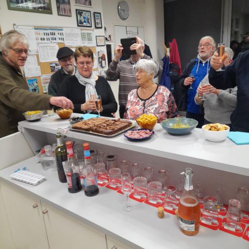 L'assemblée se prépare à chanter 'Joyeux anniversaire' sous la direction de Françoise.