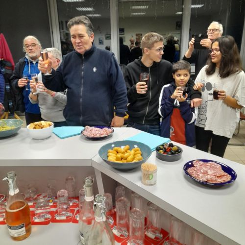 On lève son verre, coté droit.