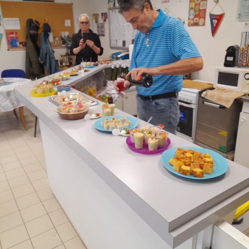 Richard alterne les fonctions, cuisinier puis barman.