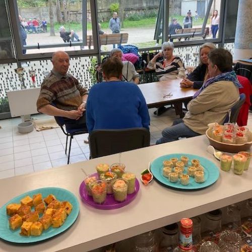 Les convives attendent patiemment le début des festivités tandis que d'autres, plus sportifs profittent d'un apres-midi ensoleillé.